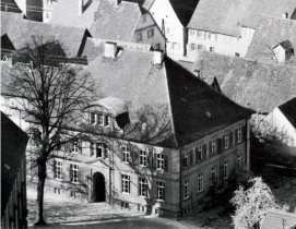 Altes Schulhaus vom Kirchturm herab fotografiert (ca. 1965)