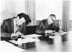 Die Brgermeister Werner Reiner und Wilhelm Ziegler unterzeichnen den Eingemeindungsvertrag